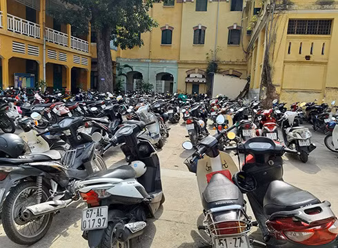Bãi giữ xe của rất nhiều trường học ở Sài Gòn giữ xe trên 50 phân khối của học sinh (ảnh: P.L) Bãi giữ xe của rất nhiều trường học ở Sài Gòn giữ xe trên 50 phân khối của học sinh (ảnh: P.L)