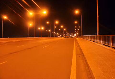 Cầu Nước Lên vắng vẻ vào lúc rạng sáng. Ảnh: Quốc Thắng