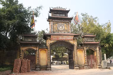 Khi vào đền cùng, khách tham quan sẽ phải đi qua "cầu đá" rồi mới vào giếng Ngọc và đền Cùng.