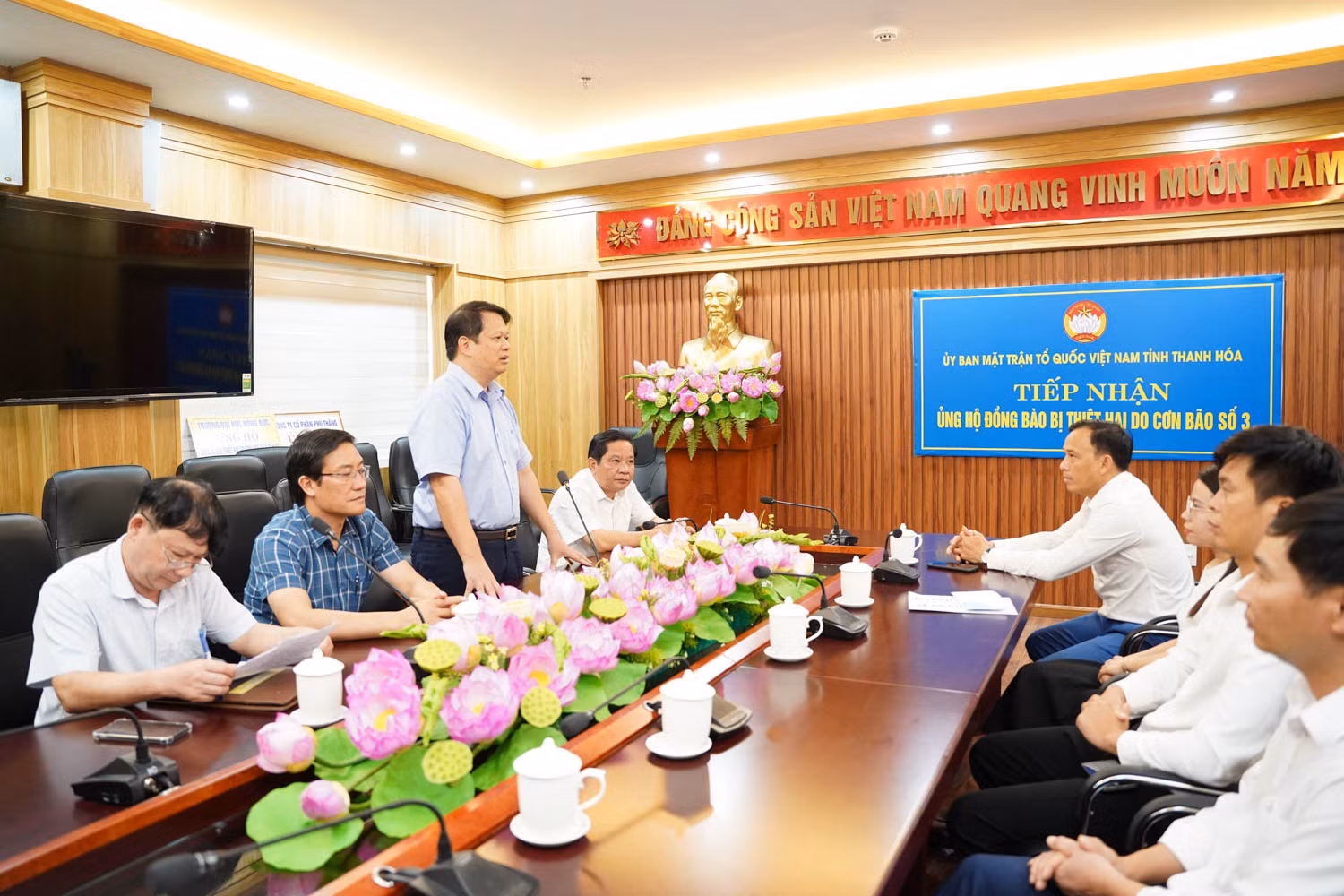 Hy vọng những phần quà do Trường Đại học Hồng Đức trao tặng cùng sự chung tay, góp sức của cộng đồng sẽ giúp người dân vùng bão lũ sớm vượt qua khó khăn, ổn định cuộc sống. Ảnh: HDU