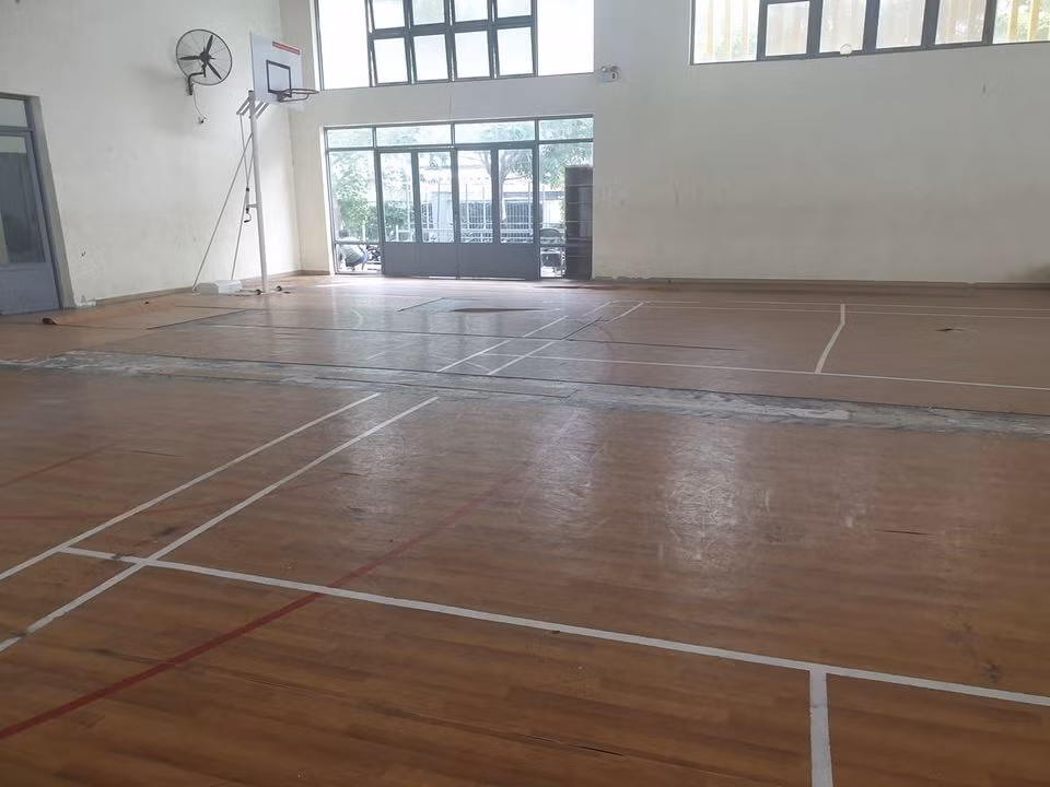 Sàn nhà thi đấu của trường Gia Định đã bị bong tróc, cần sửa chữa (ảnh: P.L)