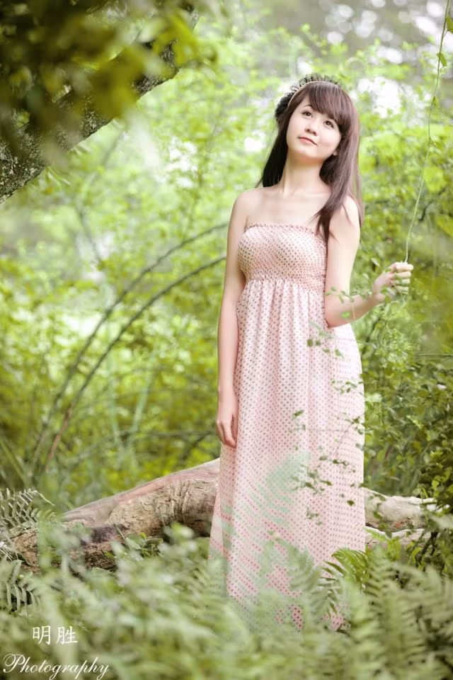 Váy maxi chấm bi nhẹ nhàng, khuôn mặt hiền hòa, làn da trắng mịn màng và bờ môi ngọt ngào, Lan Chi giống như nàng công chúa đang dạo chơi trong khu vườn cổ tích. Xem thêm: "Thiên sứ 9X": Đẹp xinh như Lục Y Bình trong "Tân dòng sông ly biệt" Váy maxi chấm bi nhẹ nhàng, khuôn mặt hiền hòa, làn da trắng mịn màng và bờ môi ngọt ngào, Lan Chi giống như nàng công chúa đang dạo chơi trong khu vườn cổ tích. Xem thêm: "Thiên sứ 9X": Đẹp xinh như Lục Y Bình trong "Tân dòng sông ly biệt"