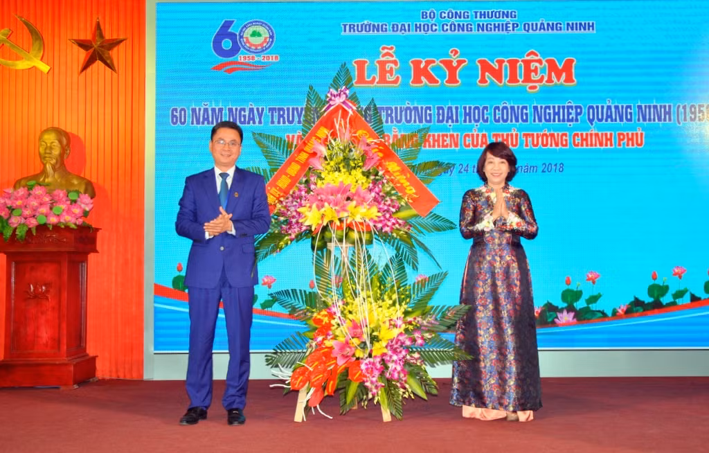 Lãnh đạo tỉnh Quảng Ninh tặng lẵng hoa chúc mừng Trường Đại học công nghiệp Quảng Ninh nhân dịp kỷ niệm 60 năm. (Ảnh: Báo Quảng Ninh)