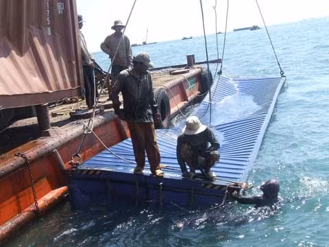 Tích cực trục vớt các container bị rơi xuống biển Tích cực trục vớt các container bị rơi xuống biển