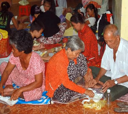 Người dân xã đảo Thạnh An vẫn chưa được phép về nhà do thời tiết trên biển còn xấu
