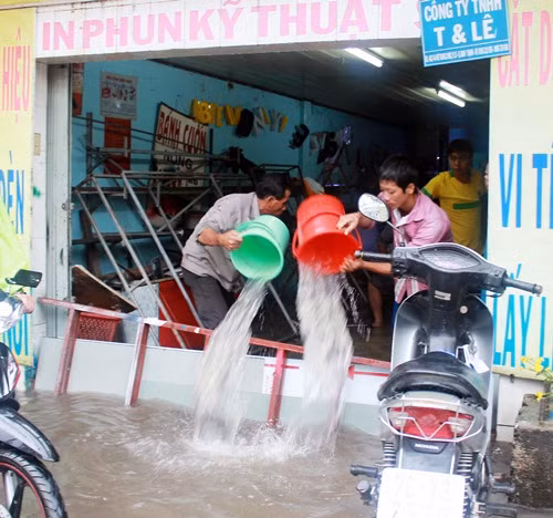Đời sống sinh hoạt người dân bị xáo trộn vì nước ngập