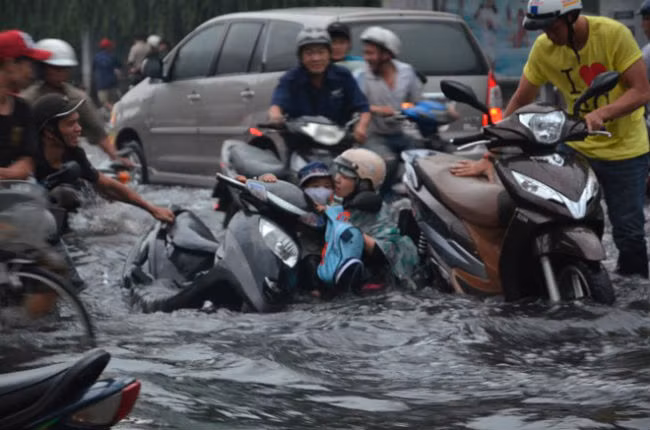 Người Sài Gòn đang phải vật lộn trong dòng nước lụt