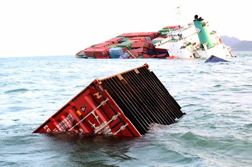 Hàng chục container đang trôi lênh đênh trên biển.