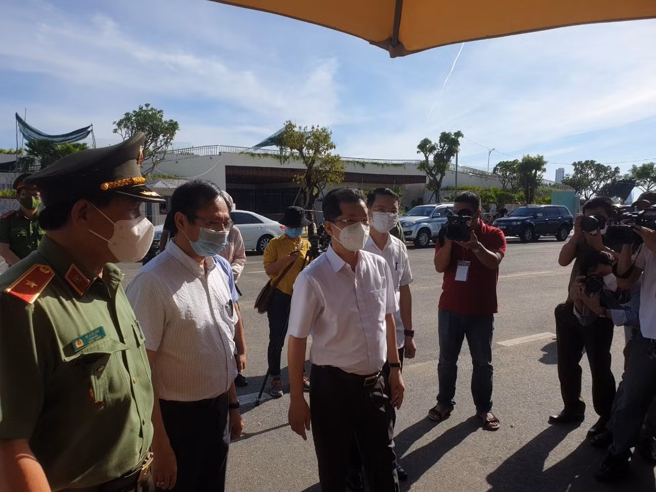 Lãnh đạo thành phố Đà Nẵng đến thăm mô hình "chợ container" do Công an thành phố thực hiện nhằm cung ứng thực phẩm sạch, giá rẻ cho người dân trong thời gian giãn cách xã hội. Ảnh: AN Lãnh đạo thành phố Đà Nẵng đến thăm mô hình "chợ container" do Công an thành phố thực hiện nhằm cung ứng thực phẩm sạch, giá rẻ cho người dân trong thời gian giãn cách xã hội. Ảnh: AN