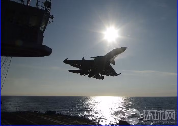 Máy bay chiến đấu Su-33 Nga bay thử trên tàu sân bay Vikramaditya.