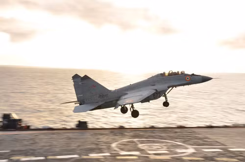 Nga đã giúp Ấn Độ chạy thử tàu sân bay Vikramaditya. Trong hình là thử nghiệm máy bay chiến đấu MiG-29KUB hạ cánh xuống tàu sân bay Vikramaditya.