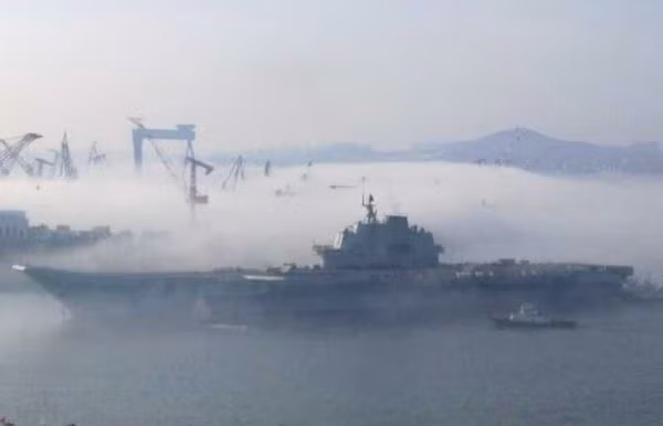 Tàu sân bay Varyag quay trở về cảng Đại Liên.