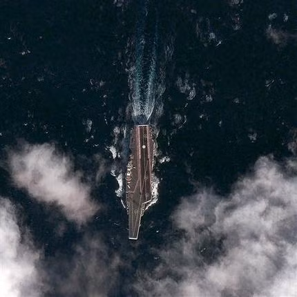 Tàu sân bay Varyag chạy thử (ảnh chụp từ vệ tinh).