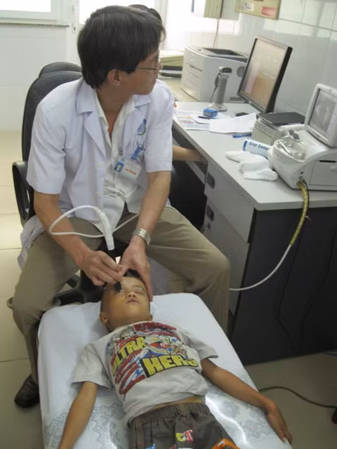 Giàng A Trống Khua được bác sỹ khám siêu âm ngày 20/6. Kết quả cho thấy bé vẫn còn thủy tinh thể Giàng A Trống Khua được bác sỹ khám siêu âm ngày 20/6. Kết quả cho thấy bé vẫn còn thủy tinh thể