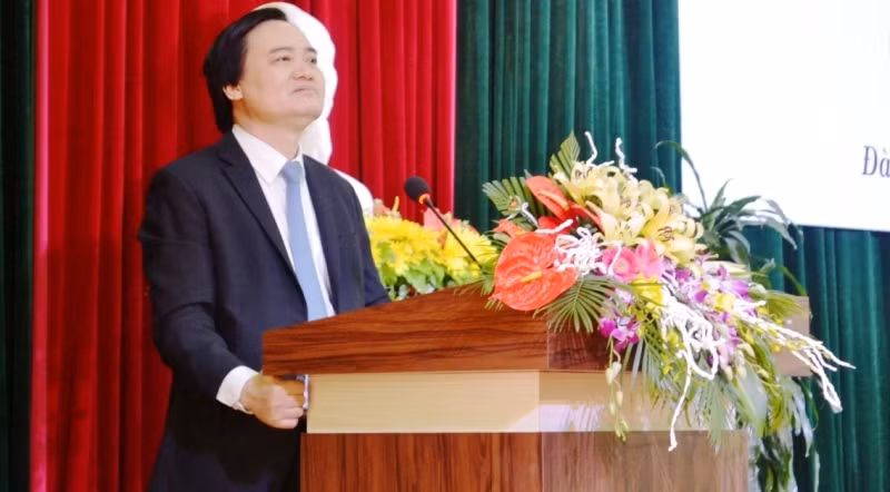Bộ trưởng Bộ GD&amp;ĐT cho rằng, chúng ta đã dành quá nhiều thời gian cho thi cử. Ảnh: An Nguyên