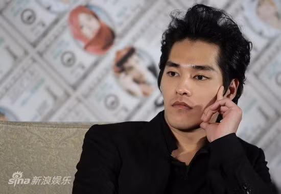 Lam Chính Long thượng cẳng chân khi đá người đẹp vì ma men.