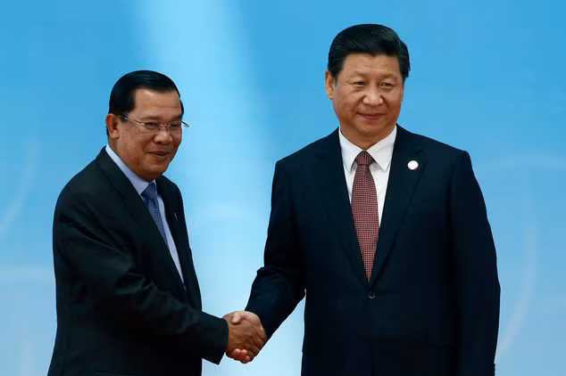 Thủ tướng Campuchia Hun Sen và Chủ tịch Trung Quốc Tập Cận Bình, ảnh: Daily Mail.