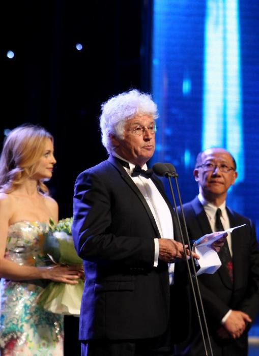 Đạo diễn người Pháp Jean-Jacques Annaud đại diện cho toàn thể mọi người có mặt tại buổi lễ long trọng này phát biểu, công bố khai mạc LHP Quốc tế Thượng Hải lần thứ 15 chính thức bắt đầu.