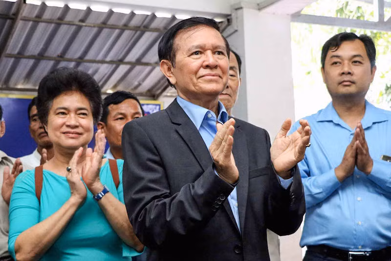 Ông Kem Sokha và nhóm người ủng hộ, ảnh: The Cambodia Daily.