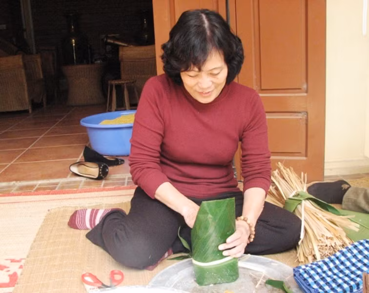 Năm thứ 3 gia đình Đại tướng cùng Bộ đội biên phòng gói bánh chưng dâng lên Người. Ảnh Thủy Phan