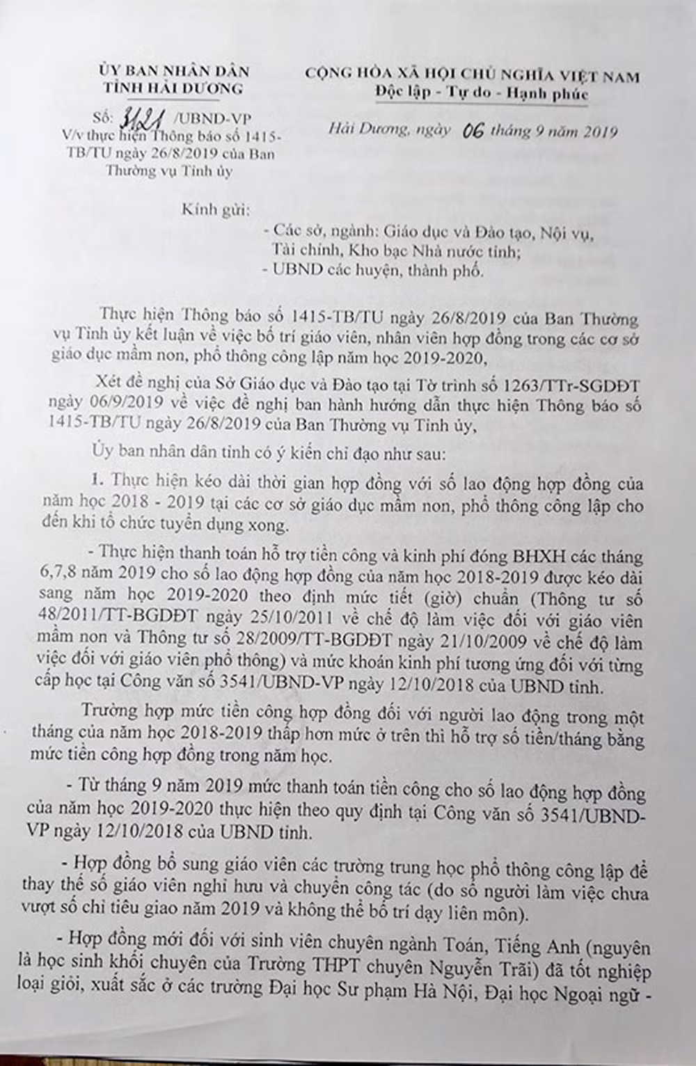 Công văn của Ủy ban nhân dân tỉnh Hải Dương cho phép các nhà trường kéo dài hợp đồng đối với các giáo viên đến khi tuyển dụng xong (Ảnh: Lã Tiến)