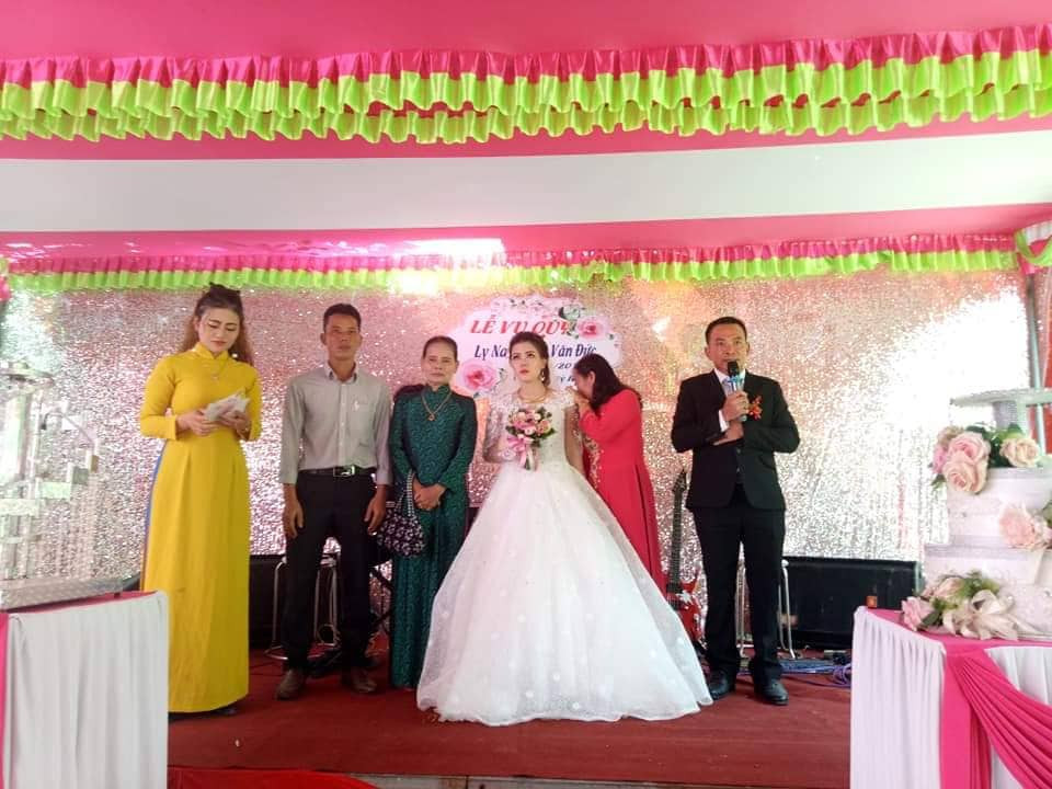 Xúc động đám cưới vắng chú rể của cô giáo mầm non với người lính biển