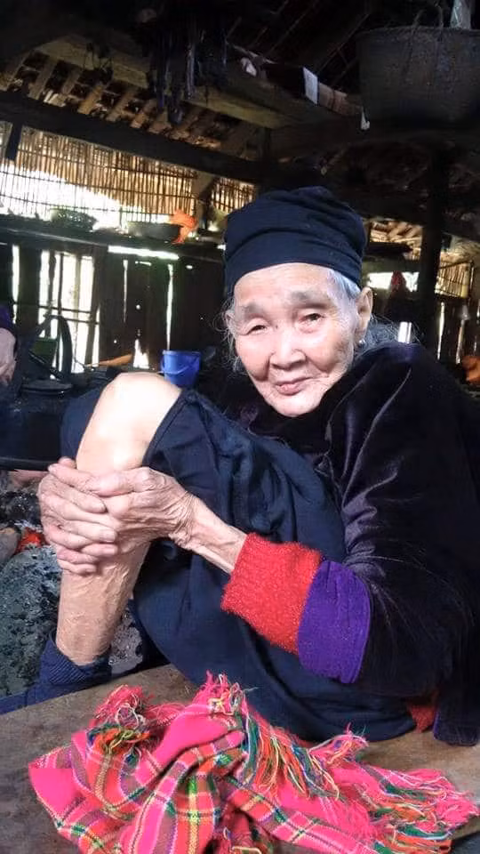 Nội tôi thường chuyện với người con đã mất của mình, người có tên trong cái ống quyển ấy. (Nguyễn Toan)