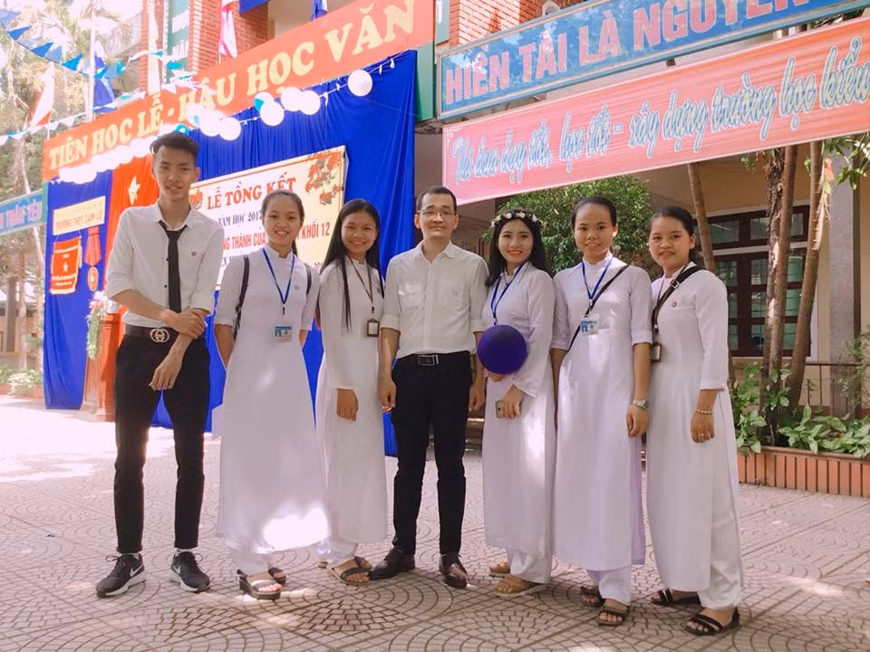 Thục Nhi và các bạn trong ngày chia tay thời áo trắng. Thục Nhi và các bạn trong ngày chia tay thời áo trắng.