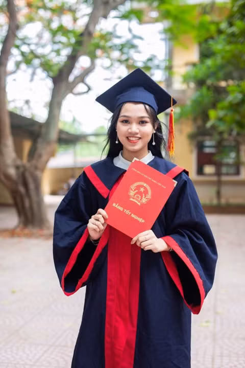 Cô nữ sinh Cao Hoàng Thục Nhi, nữ sinh duy nhất đạt điểm 10 môn lịch sử của tỉnh Quảng Trị năm học 2019. (Ảnh Thục Nhi cung cấp) Cô nữ sinh Cao Hoàng Thục Nhi, nữ sinh duy nhất đạt điểm 10 môn lịch sử của tỉnh Quảng Trị năm học 2019. (Ảnh Thục Nhi cung cấp)
