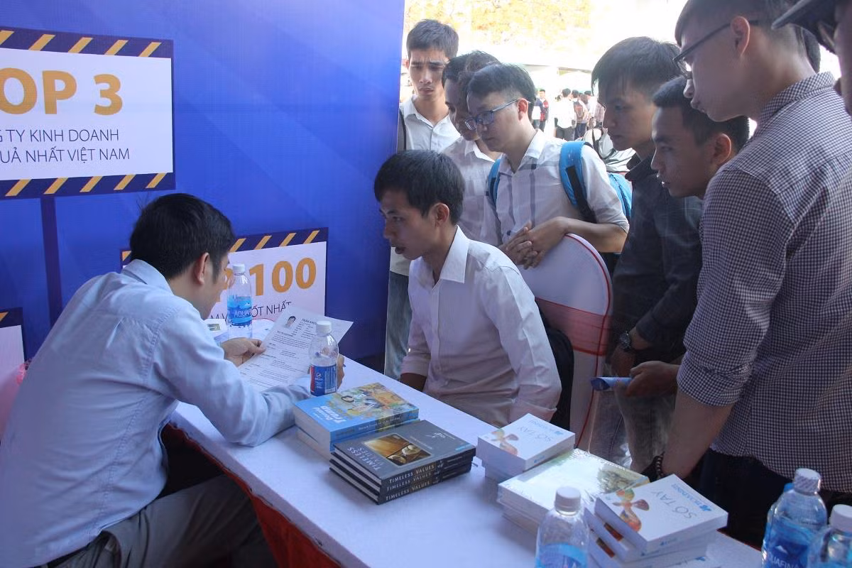 Sinh viên được tuyển dụng ngay trong ngày hội việc làm 2019. Ảnh: TT Sinh viên được tuyển dụng ngay trong ngày hội việc làm 2019. Ảnh: TT