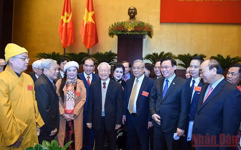 Tổng Bí thư Nguyễn Phú Trọng, Chủ tịch nước Nguyễn Xuân Phúc, Chủ tịch Quốc hội Vương Đình Huệ với các đại biểu dự hội nghị. (Ảnh: Đăng Khoa) Tổng Bí thư Nguyễn Phú Trọng, Chủ tịch nước Nguyễn Xuân Phúc, Chủ tịch Quốc hội Vương Đình Huệ với các đại biểu dự hội nghị. (Ảnh: Đăng Khoa)
