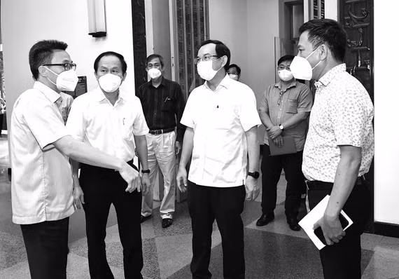 Bí thư Thành ủy Thành phố Hồ Chí Minh Nguyễn Văn Nên cùng Phó Thủ tướng Vũ Đức Đam kiểm tra công tác chuẩn bị lễ tưởng niệm. Ảnh: VIỆT DŨNG