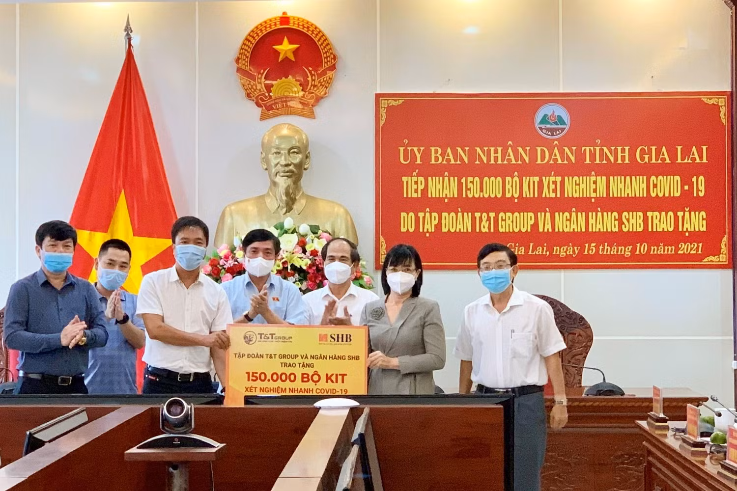 Đại diện Tập đoàn T&amp;T Group và Ngân hàng SHB trao tặng 150.000 bộ kit xét nghiệm nhanh COVID-19 cho đại diện lãnh đạo tỉnh Gia Lai.