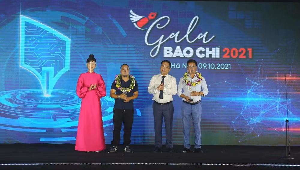 Ông Nguyễn Hồng Sâm - Tổng Giám đốc Cổng Thông tin điện tử Chính phủ và MC Vũ Thu Hoài công bố và trao giải cho hai tác giả đoạt giải B “Khoảnh khắc báo chí 2020” cho 2 tác giả. Ảnh: Sơn Hải