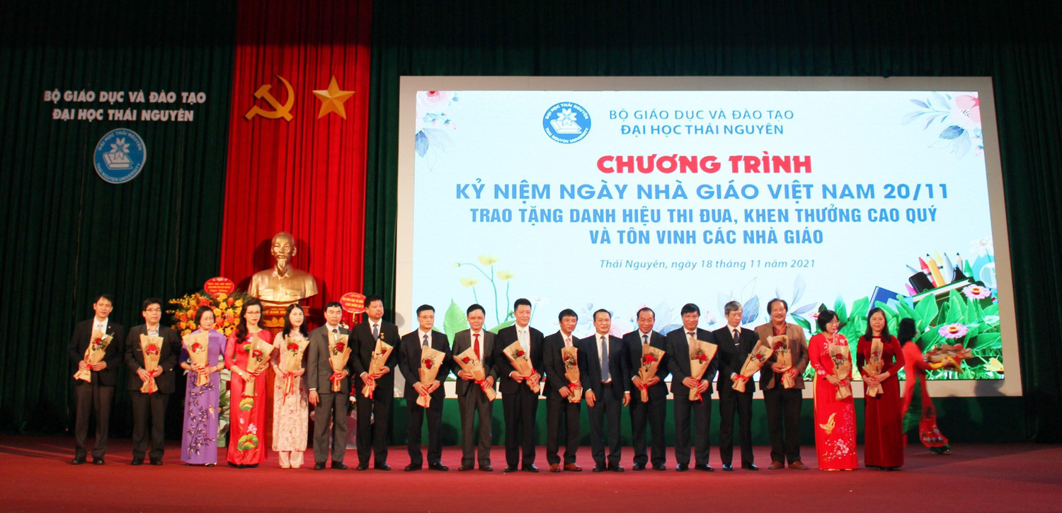 Giáo sư, Tiến sĩ Phạm Hồng Quang – Bí thư Đảng ủy, Giám đốc Đại học Thái Nguyên tặng hoa chúc mừng các nhà giáo được phong chức danh Nhà giáo Ưu tú Giáo sư, Tiến sĩ Phạm Hồng Quang – Bí thư Đảng ủy, Giám đốc Đại học Thái Nguyên tặng hoa chúc mừng các nhà giáo được phong chức danh Nhà giáo Ưu tú