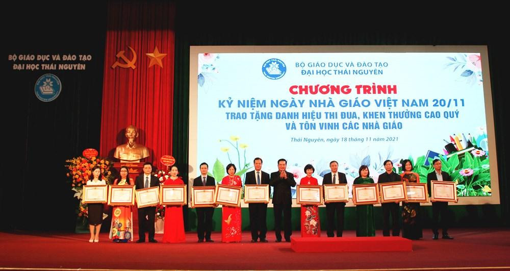 Đồng chí Lê Quang Tiến, Ủy viên Ban chấp hành Đảng bộ, Phó Chủ tịch Ủy ban nhân dân tỉnh Thái Nguyên tặng Bằng khen của Thủ tướng Chính phủ cho 01 tập thể và 12 cá nhân của Đại học Thái Nguyên Đồng chí Lê Quang Tiến, Ủy viên Ban chấp hành Đảng bộ, Phó Chủ tịch Ủy ban nhân dân tỉnh Thái Nguyên tặng Bằng khen của Thủ tướng Chính phủ cho 01 tập thể và 12 cá nhân của Đại học Thái Nguyên