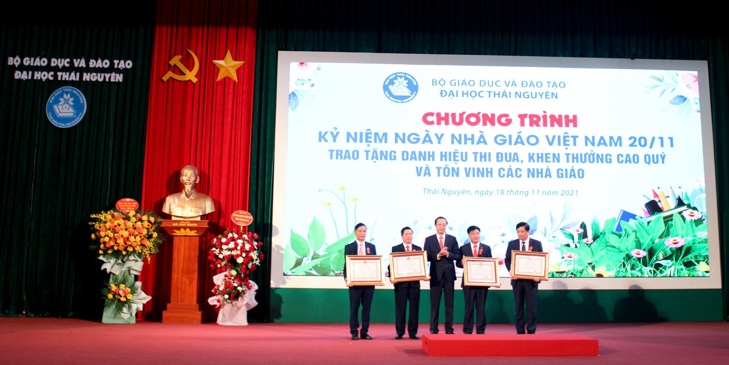 Tiến sĩ Phạm Ngọc Thưởng, Ủy viên Ban cán sự Đảng, Bí thư Đảng ủy, Thứ trưởng Bộ Giáo dục và Đào tạo tặng Huân chương Lao động hạng Nhì cho 04 nhà giáo có thành tích xuất sắc, tiêu biểu của Đại học Thái Nguyên Tiến sĩ Phạm Ngọc Thưởng, Ủy viên Ban cán sự Đảng, Bí thư Đảng ủy, Thứ trưởng Bộ Giáo dục và Đào tạo tặng Huân chương Lao động hạng Nhì cho 04 nhà giáo có thành tích xuất sắc, tiêu biểu của Đại học Thái Nguyên
