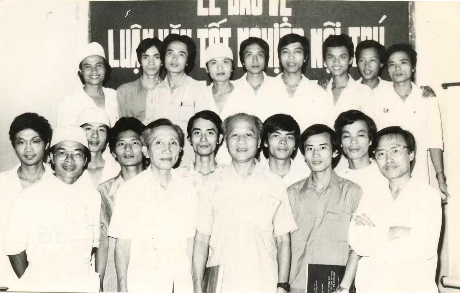 Giáo sư, Tiến sĩ Lê Ngọc Thành - Hiệu trưởng Trường Đại học Y Dược trong Lễ Bảo vệ Luận văn Tốt nghiệp Nội trú Ngoại, Bệnh viện Hữu nghị Việt Đức Khóa 11 năm 1986. (Hàng trên, thứ tư từ trái sang phải) Giáo sư, Tiến sĩ Lê Ngọc Thành - Hiệu trưởng Trường Đại học Y Dược trong Lễ Bảo vệ Luận văn Tốt nghiệp Nội trú Ngoại, Bệnh viện Hữu nghị Việt Đức Khóa 11 năm 1986. (Hàng trên, thứ tư từ trái sang phải)