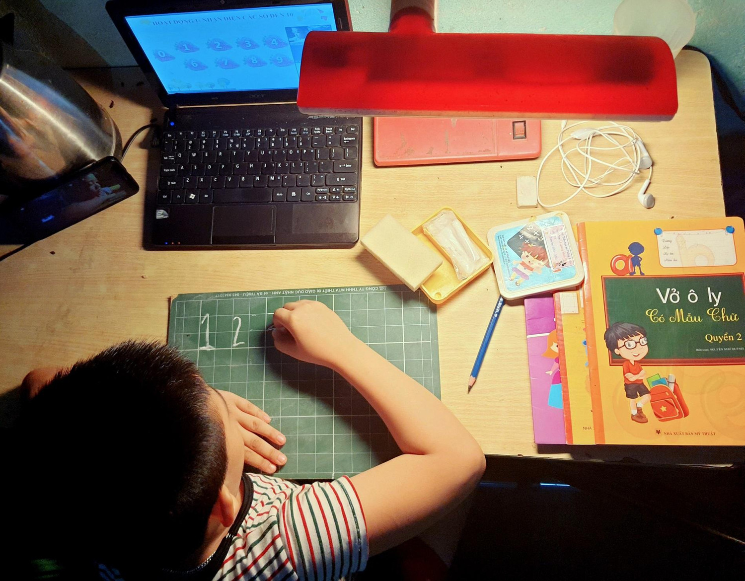 Theo thông tin từ Bộ Giáo dục và Đào tạo, hiệu quả dạy học online trong thời gian qua đang không đồng đều. (Ảnh: Ngân Chi).