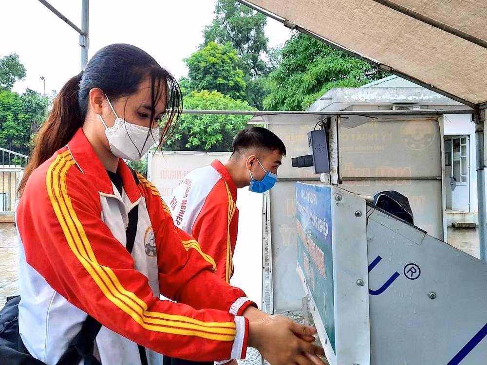 Sinh viên tại Đại học Thái Nguyên tuân thủ nguyên tắc 5K khi trở lại trường. (Ảnh: TNU).