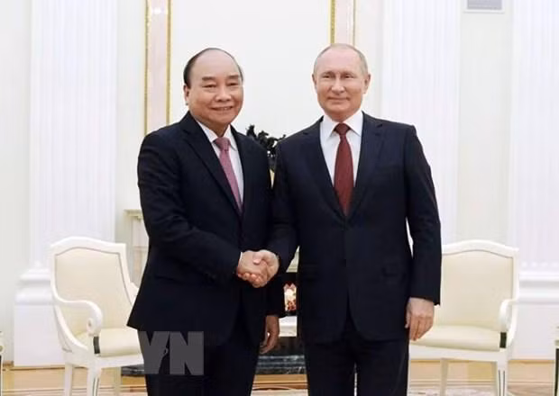 Tổng thống Nga Vladimir Putin đón Chủ tịch nước Nguyễn Xuân Phúc tại Moskva chiều 30/11/2021. (Ảnh: TTXVN) Tổng thống Nga Vladimir Putin đón Chủ tịch nước Nguyễn Xuân Phúc tại Moskva chiều 30/11/2021. (Ảnh: TTXVN)