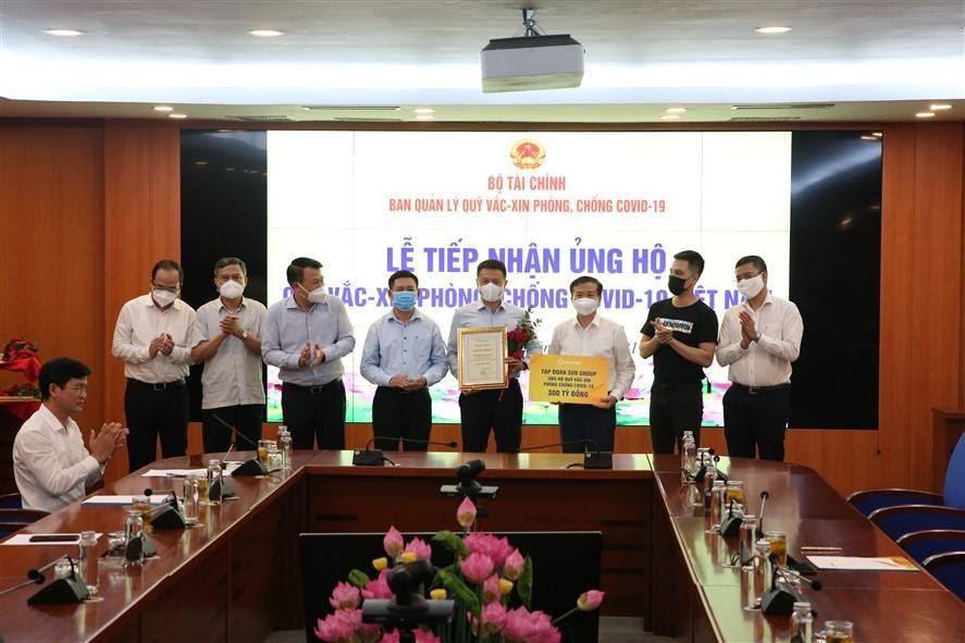 Suốt từ đầu mùa dịch, bền bỉ, trên mọi mặt trận, ở khắp các địa phương, đâu có dịch, ở đó có Sun Group Suốt từ đầu mùa dịch, bền bỉ, trên mọi mặt trận, ở khắp các địa phương, đâu có dịch, ở đó có Sun Group