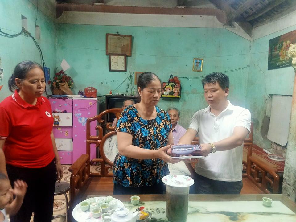 Ông Nguyễn Văn Oánh - Chủ tịch Ủy ban Nhân dân xã Văn Bình trao tiền quyên góp của các nhà hảo tâm cho người nhà của chị Thơm. Ông Nguyễn Văn Oánh - Chủ tịch Ủy ban Nhân dân xã Văn Bình trao tiền quyên góp của các nhà hảo tâm cho người nhà của chị Thơm.
