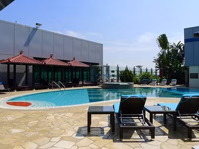 3. Đi bơi lội, chơi ván trượt và nạp năng lượng: Sân bay Quốc tế Changi ở Singapore: Trước khi làm đẹp ở thẩm mỹ viện, bạn hãy ngâm mình trong bồn nước nóng hoặc bơi trong hồ bơi ngoài trời có mái che. (Chi phí: 12 đô la). Hãy thử trượt ván, ngắm thác nước cao gần 4m hoặc xem đàn cá tung tăng bơi lội. Nếu vẫn còn dư dả thời gian thì bạn hãy đến thăm các khu vườn ở đây như vườn xương rồng, hướng dương, phong lan và các loài bướm nhiệt đới. 3. Đi bơi lội, chơi ván trượt và nạp năng lượng: Sân bay Quốc tế Changi ở Singapore: Trước khi làm đẹp ở thẩm mỹ viện, bạn hãy ngâm mình trong bồn nước nóng hoặc bơi trong hồ bơi ngoài trời có mái che. (Chi phí: 12 đô la). Hãy thử trượt ván, ngắm thác nước cao gần 4m hoặc xem đàn cá tung tăng bơi lội. Nếu vẫn còn dư dả thời gian thì bạn hãy đến thăm các khu vườn ở đây như vườn xương rồng, hướng dương, phong lan và các loài bướm nhiệt đới.