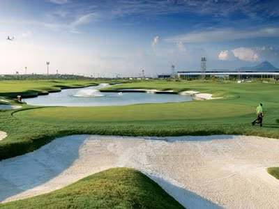 1. Chơi golf, game và xem phim 3D: Sân bay Quốc tế Hồng Kông: Bạn có thể ngồi chờ những chuyến bay sang trong hoặc chơi golf tại Sân golf SkyCity Nine Eagles. Sân golf này mở cửa cả ngày lẫn đêm và chỉ đóng cửa khi dự báo có bão (Chi phí: 60 đô la). Nếu bạn thích chơi game thì hãy đến trung tâm thể thao i-Sports nơi bạn có thể được chơi những trò như bóng đá, bóng chuyền, golf, đấm bốc, trượt tuyết, đua xe hoặc bắn súng. (Chi phí: 1-6 đô la/1 trò chơi) Còn nếu bạn không phải người thích chơi game, hãy đi mua sắm ở khu AsiaWorldExpo rộng hơn 20.000 m2 gần đó hoặc đi xem phim 3D ở sân bay chặng đầu là IMAX. 1. Chơi golf, game và xem phim 3D: Sân bay Quốc tế Hồng Kông: Bạn có thể ngồi chờ những chuyến bay sang trong hoặc chơi golf tại Sân golf SkyCity Nine Eagles. Sân golf này mở cửa cả ngày lẫn đêm và chỉ đóng cửa khi dự báo có bão (Chi phí: 60 đô la). Nếu bạn thích chơi game thì hãy đến trung tâm thể thao i-Sports nơi bạn có thể được chơi những trò như bóng đá, bóng chuyền, golf, đấm bốc, trượt tuyết, đua xe hoặc bắn súng. (Chi phí: 1-6 đô la/1 trò chơi) Còn nếu bạn không phải người thích chơi game, hãy đi mua sắm ở khu AsiaWorldExpo rộng hơn 20.000 m2 gần đó hoặc đi xem phim 3D ở sân bay chặng đầu là IMAX.