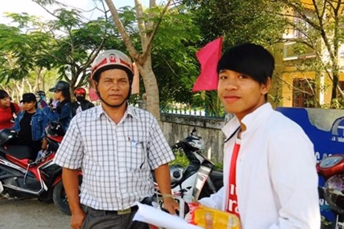 Thí sinh Hồ Ngọc Tú (đội mũ bảo hiểm) lần thứ 2 dự thi trung học phổ thông quốc gia Thí sinh Hồ Ngọc Tú (đội mũ bảo hiểm) lần thứ 2 dự thi trung học phổ thông quốc gia