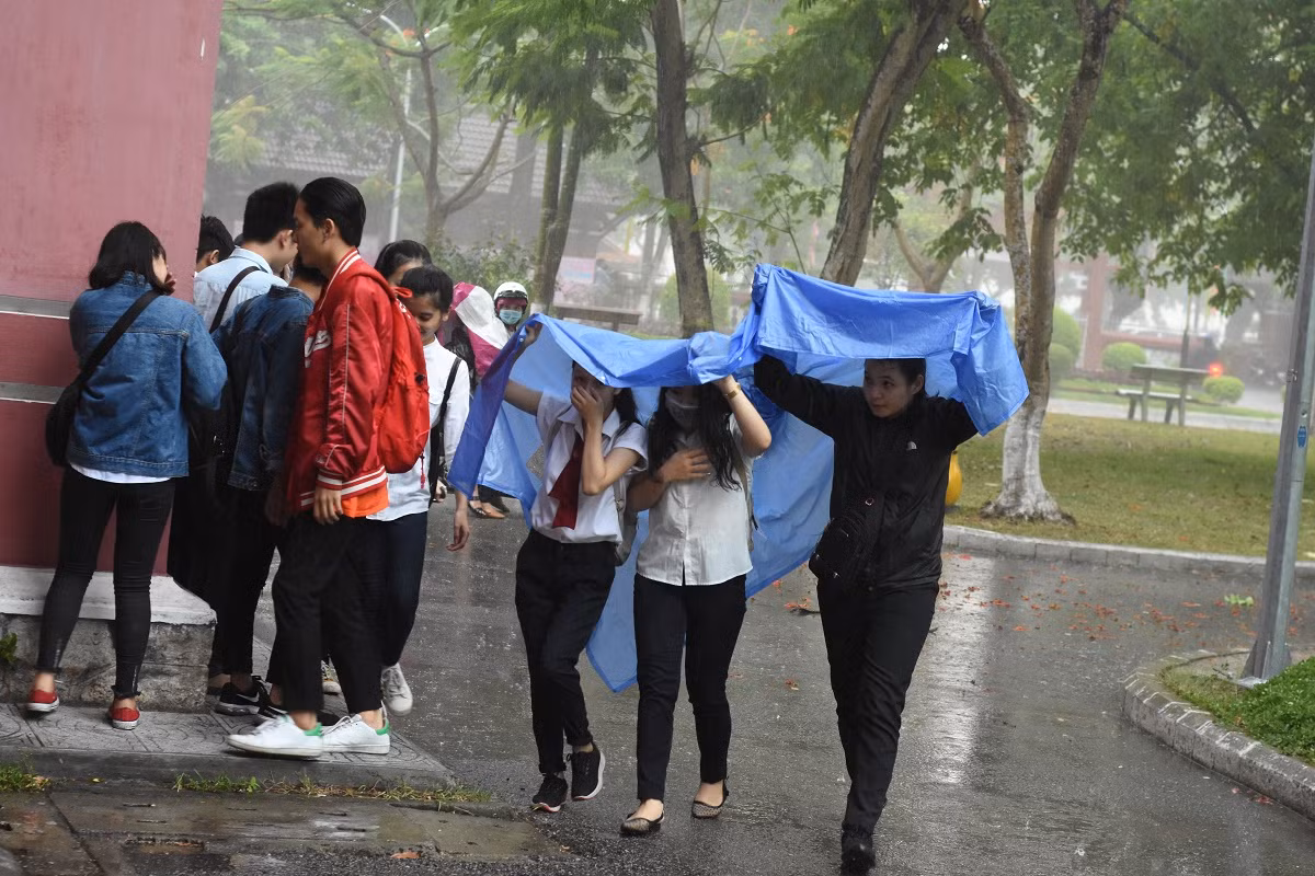 Thí sinh đội mưa đến làm thủ tục dự thi tại Huế.
