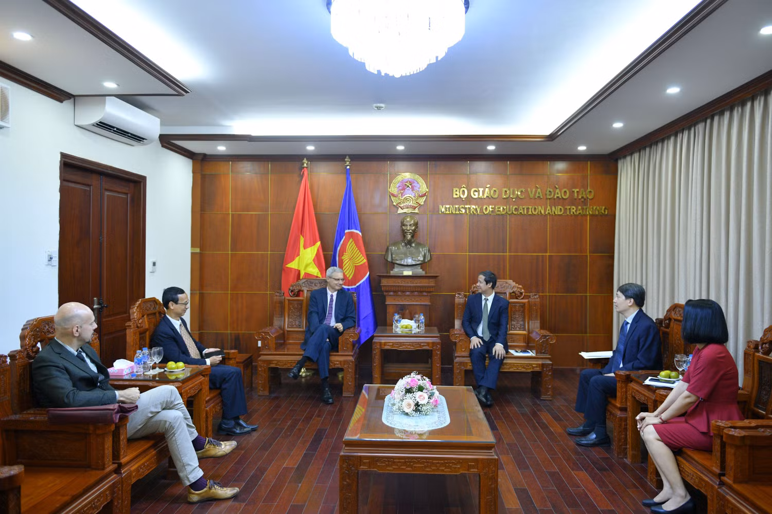 Bộ trưởng Nguyễn Kim Sơn tiếp ngài Nicolas Warnery, Đại sứ Cộng hòa Pháp tại Việt Nam (ảnh: Bộ Giáo dục và Đào tạo)