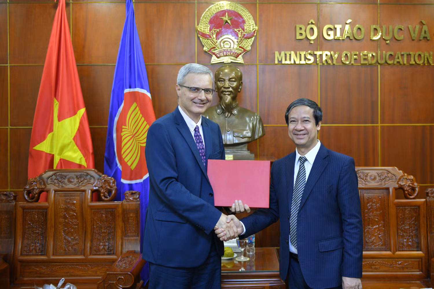Bộ trưởng Nguyễn Kim Sơn chúc mừng ngài Đại sứ hoàn thành nhiệm kỳ tại Việt Nam (ảnh: Bộ Giáo dục và Đào tạo)