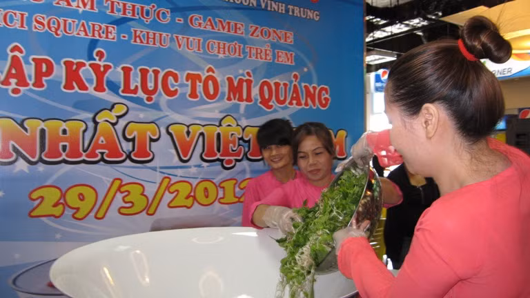 Các đầu bếp bắt đầu cho nguyên liệu vào tô